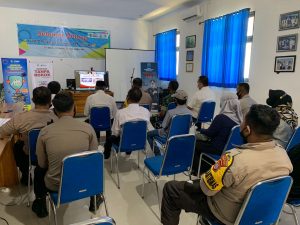 Dampingi Warga Untuk Vaksin, Bhabinkamtibmas Menala Lakukan Ini