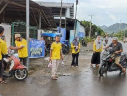 Semarakan Ramadhan, Forum Pemuda Desa Tapir Bagi-bagi Takjil Gratis