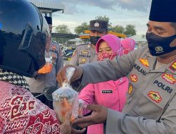 Polsek Kawasan Pelabuhan Poto Tano Bagi Takjil Gratis Kepada Pengguna Jalan