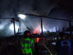 Damkar KSB Bersama TNI-Polri Padamkan Si Jago Merah di Desa Rempe