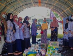 Duo Srikandi DPRD KSB Bersama Anggota Foswara Berbagi Dengan Korban Kebakaran