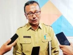 Kadis Kominfo Hirawansyah Atta Purna Tugas, Sekda KSB Serahkan Tanda Penghargaan