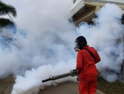 Antisipasi Penyakit, Dinas Kesehatan KSB Semprot Fogging di Wilayah Terdampak Banjir 