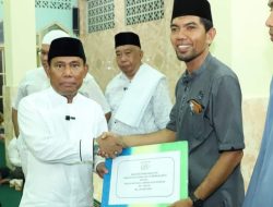 Safari Ramadhan di Maluk, Bupati Serahkan Bantuan