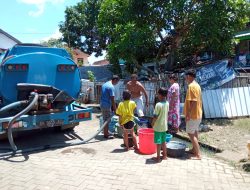 Pasca Banjir, BPBD KSB Droping Air Bersih Kepada Masyarakat