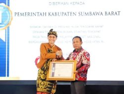Penurunan Stunting Tercepat, Bupati KSB Terima Penghargaan Tribun Lombok Award 2023