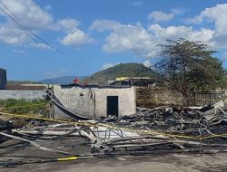 Gerak Cepat Petugas Damkar Mat KSB Padamkan si Jago Merah