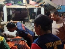 Damkar KSB Evakuasi Korban Meninggal Tertimbun Saat Gali Sumur Warga