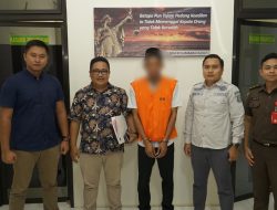 Kejari KSB Terima Tersangka dan BB Tahap II Kasus Kades Sekongkang Bawah