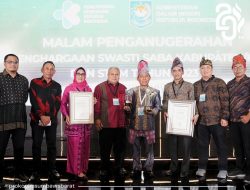 Satu – satunya di NTB, Bupati Sumbawa Barat Menerima Dua Penghargaan dari Kementerian