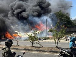 Damkar KSB Kerahkan Armada Padamkan Tiga Ruko Terbakar