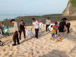 HUT Kecamatan Maluk, Kapolsek Ikut Gotong Royong Bersihkan Pantai