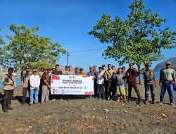 HUT Bhayangkara ke-78, Polsek Maluk Lakukan Bakti Sosial Bersih-bersih Pantai 