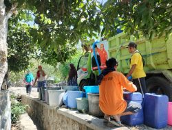 Pasangan Amar-Nani Salurkan Ribuan Liter Air Bersih untuk Masyarakat