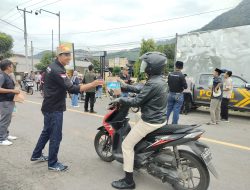 Bersama Awak Media, Polres KSB Bagi Bagi Takjil 