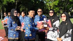 Bupati KSB Serahkan Hadiah Juara Anugerah Inovasi Daerah 2025
